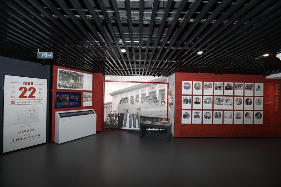 圖片5 校史館“大師云集 共襄北地”板塊,其中有眾多九三學社先賢.jpg